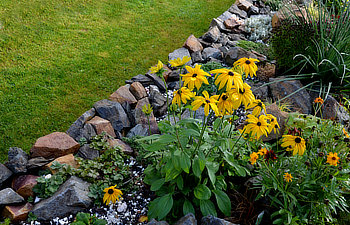 the dry wall serves as a terrace terrace for the garden where it holds a mass of soil